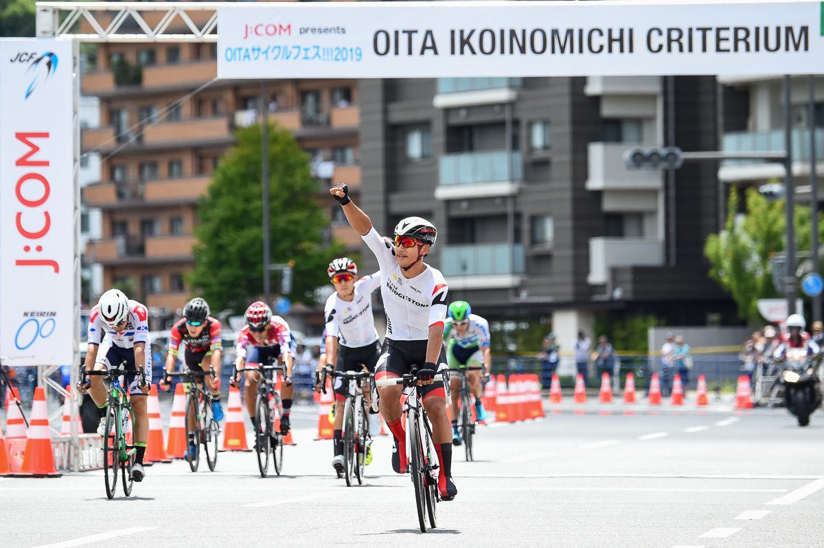 今村駿介(チームブリヂストンサイクリング)が優勝。後方で3位の窪木一茂もガッツポーズ