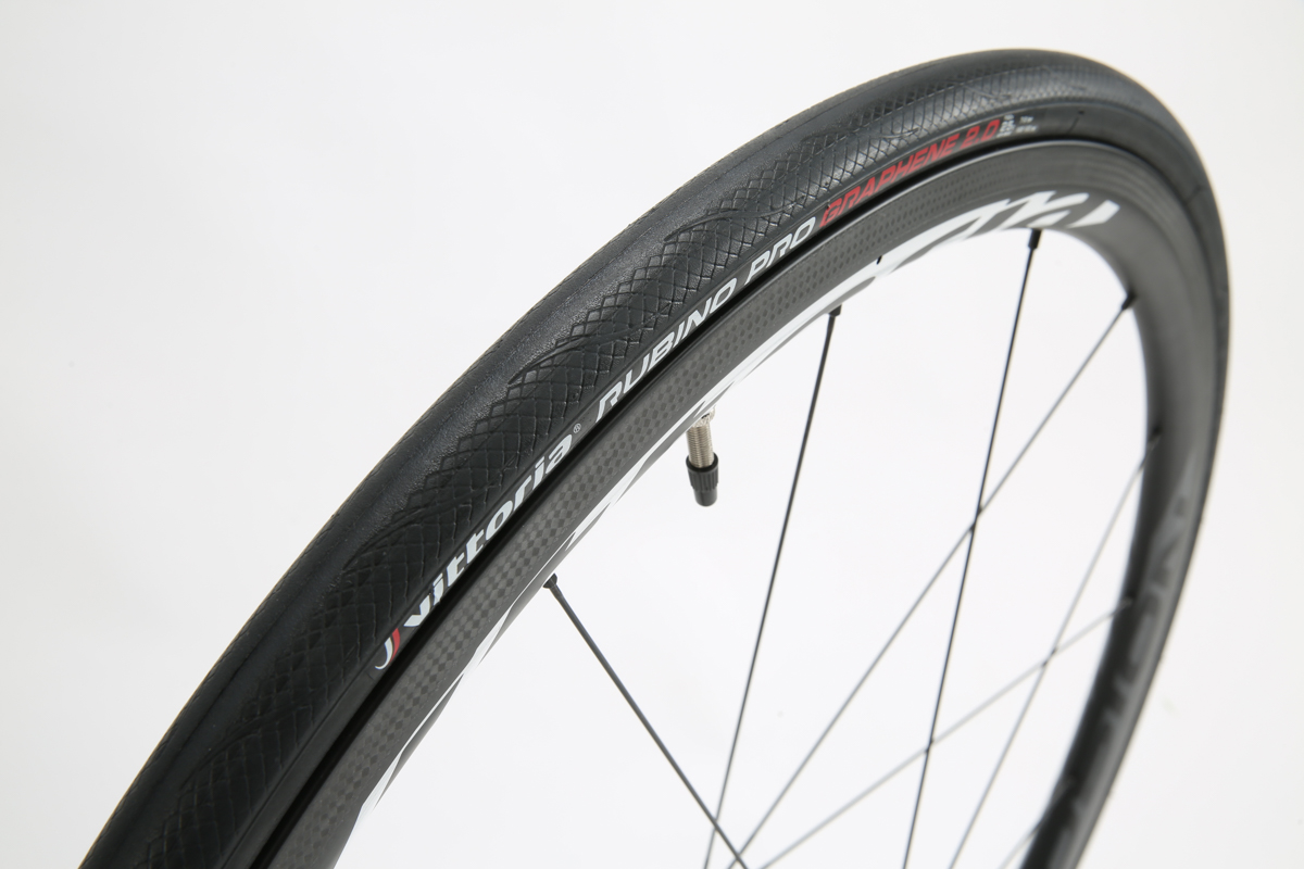ヴィットリア RUBINO PRO 蛇の鱗のような独特のトレッドパターンが特徴だ