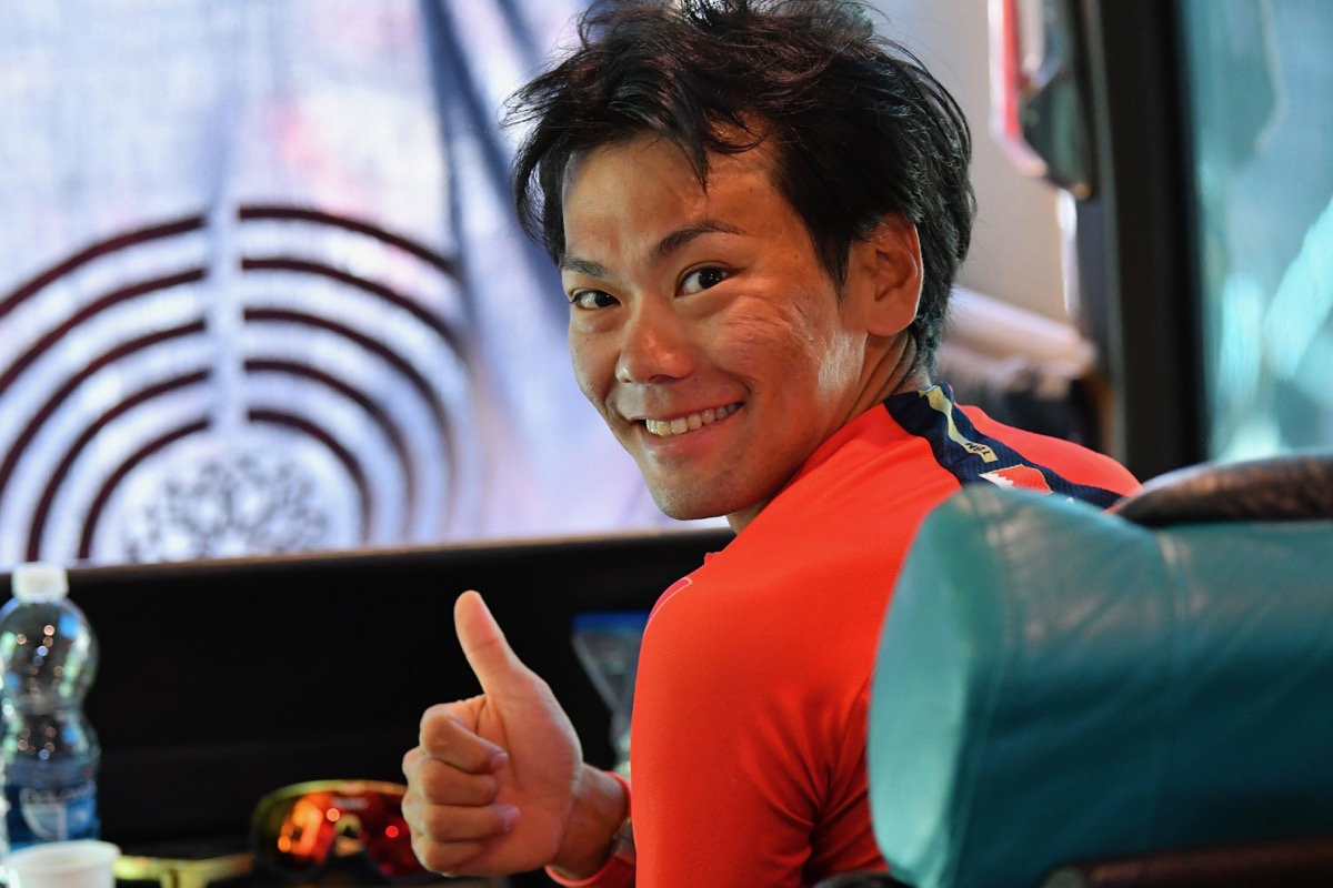 チームバスで準備を整える新城幸也(日本、バーレーン・メリダ)