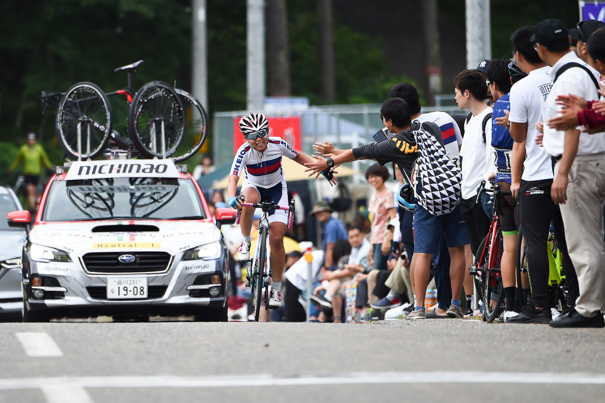 女子 慶應義塾大学のメンバーとハイタッチしながらフィニッシュに向かう福田咲絵