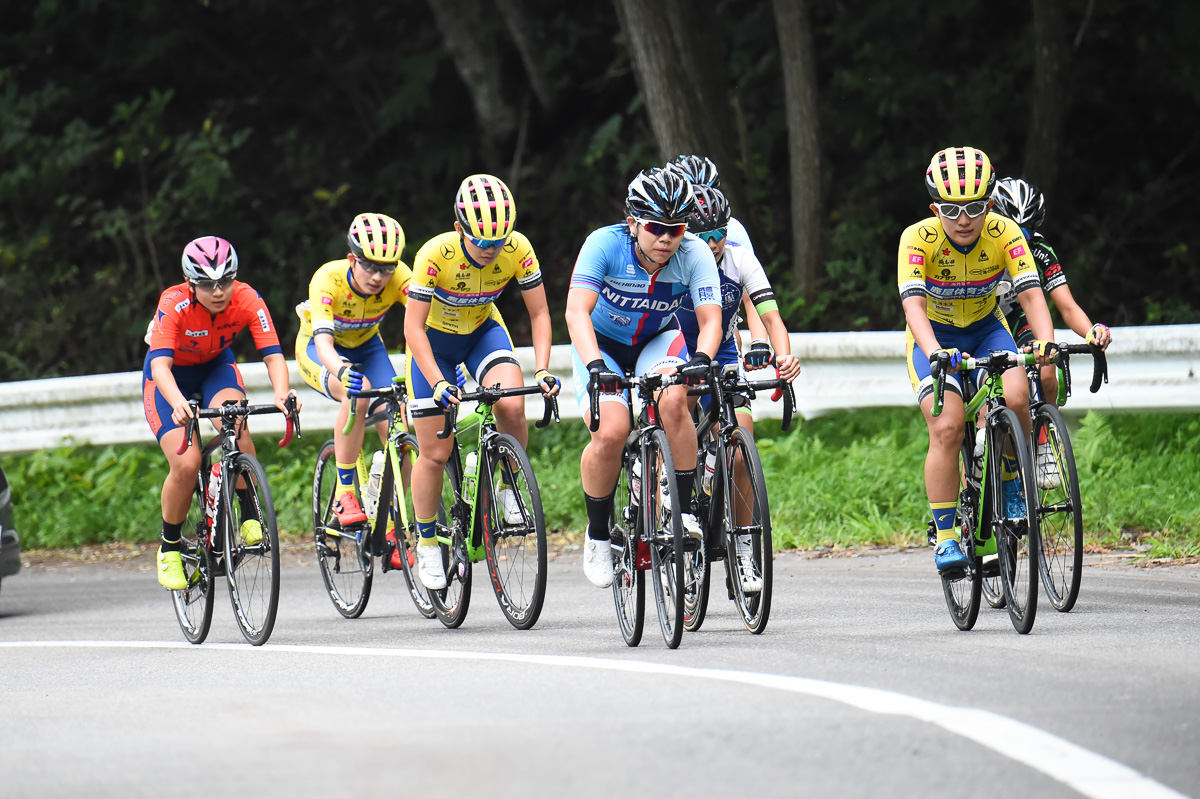 女子2周目 3位争いの集団は総合優勝を争う日本体育大学と鹿屋体育大学が睨み合う