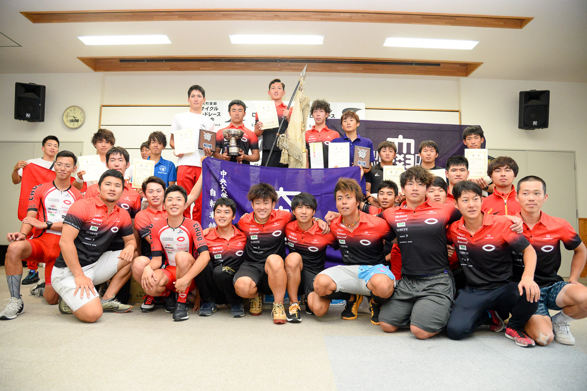 インカレ総合表彰式 優勝した中央大学のメンバーも揃った