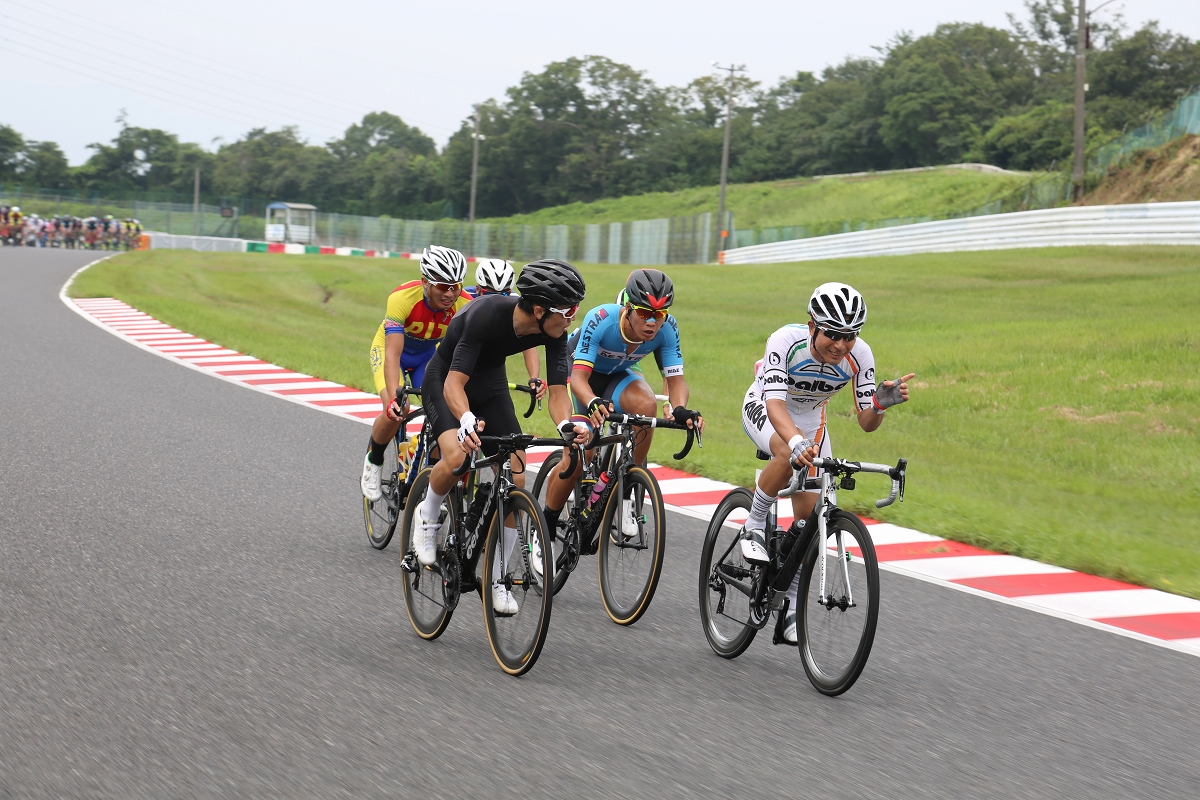 井上和郎(バルバクラブ)と中里仁(八ヶ岳CYCLING CLUB)が逃げ集団で何やら打ち合わせする