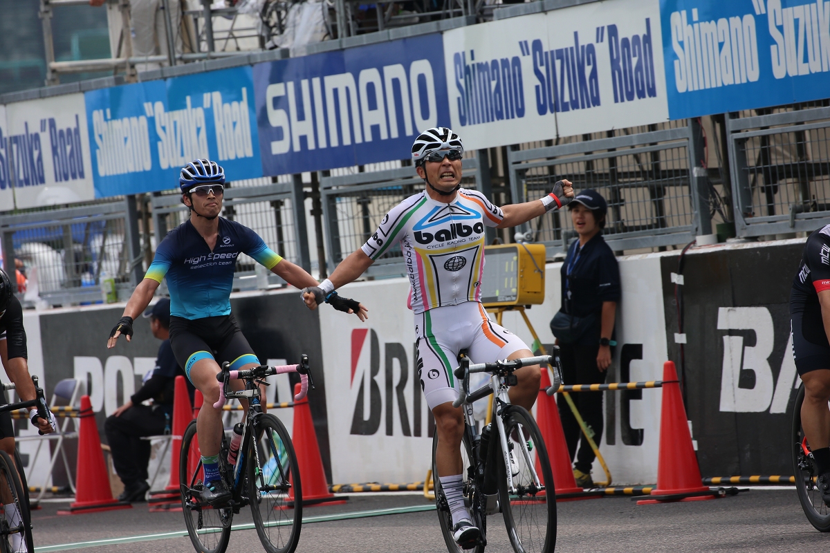 ステージ勝利を懸けたスプリント勝負を制した井上和郎(バルバクラブ)