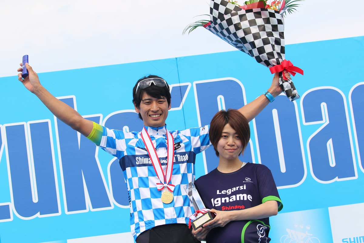 10月に娘さんが生まれる予定という奥さんと共に表彰台へ登り、チームメートと観客から熱い祝福を受けた豊田勝徳(HSST)