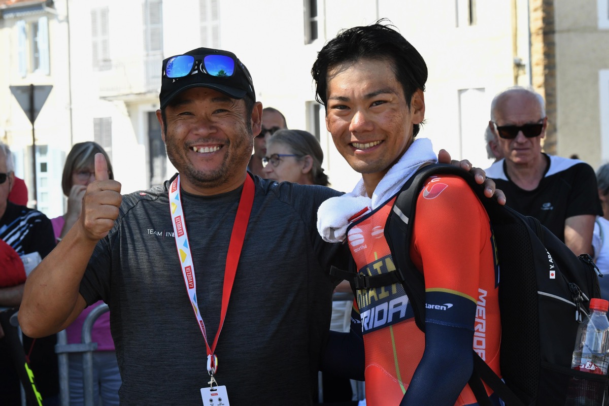 新城幸也(バーレーン・メリダ)と宮島マッサー(チームイネオス)