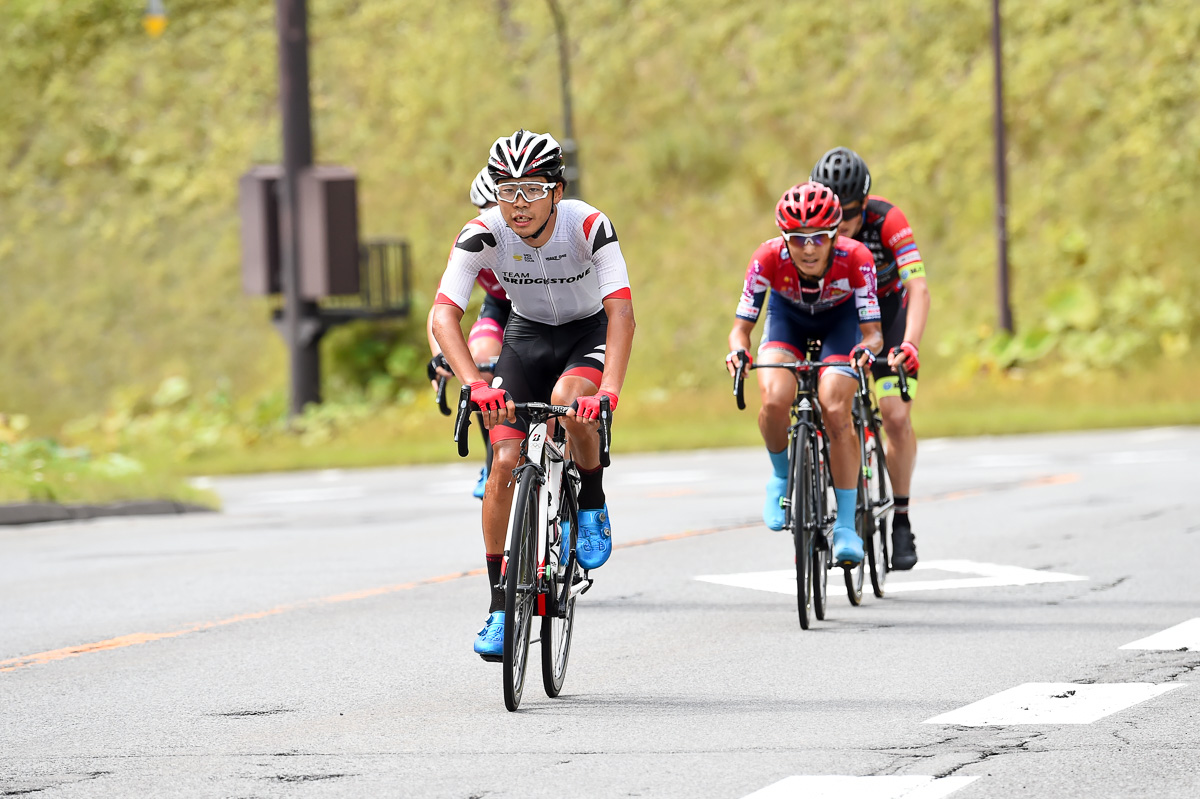 石北峠のKOMは石橋学(チームブリヂストンサイクリング)が先頭通過