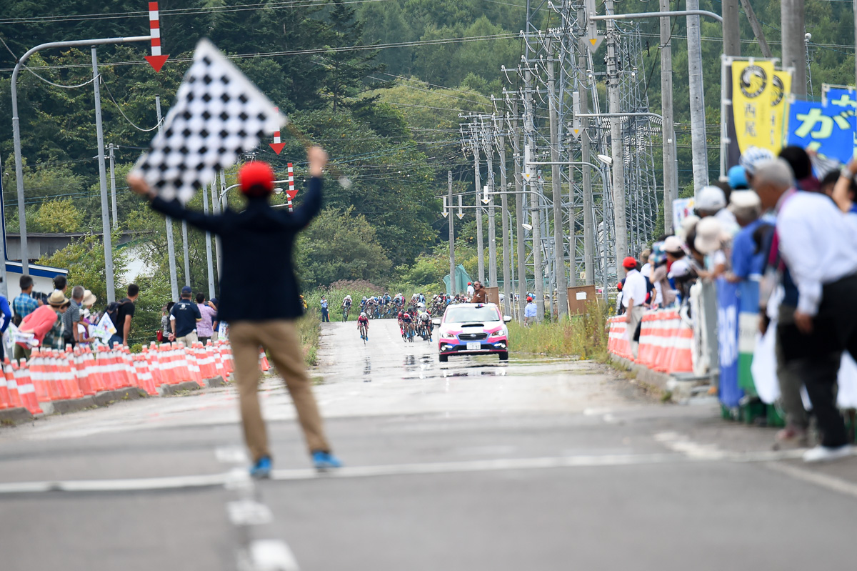 残り500mのストレートに現れた先頭集団 直後にメイン集団が迫る