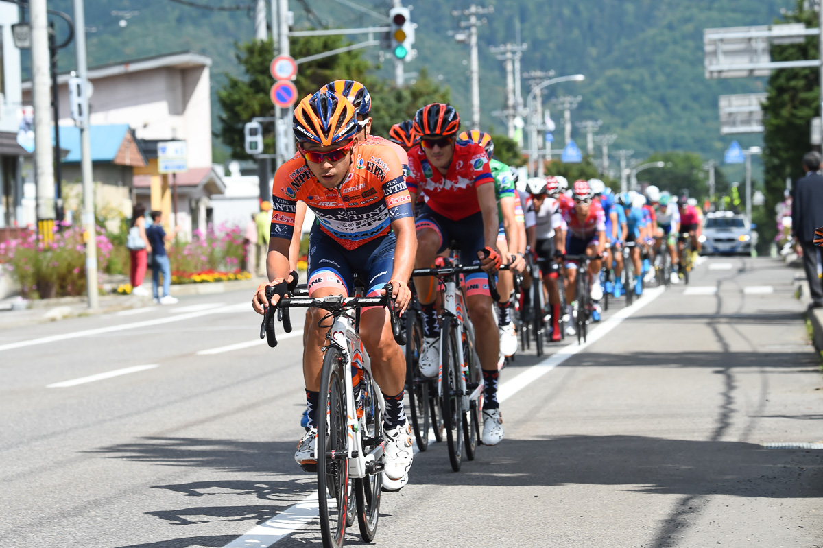 2019年ツール・ド・北海道で集団コントロールの集団牽引をする伊藤雅和