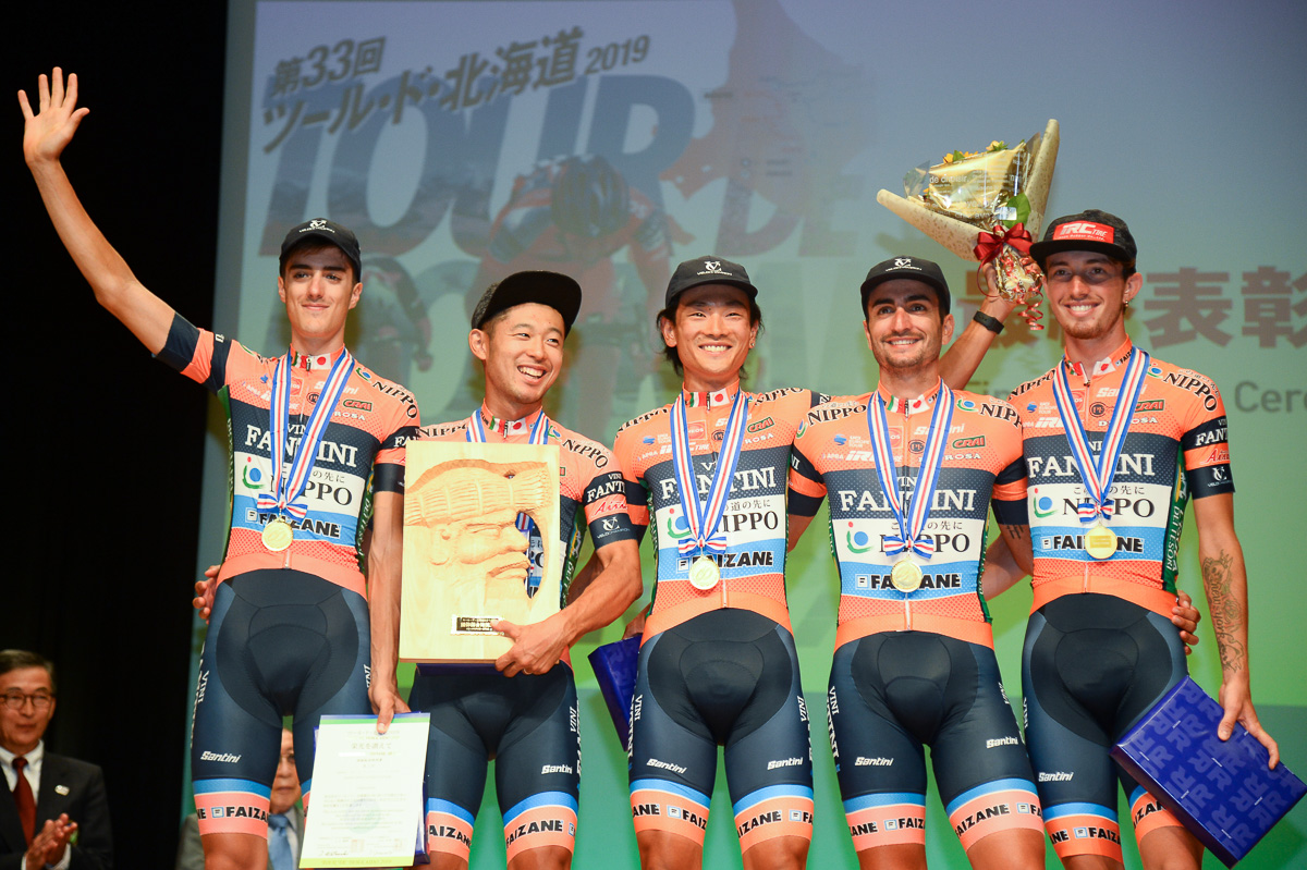 チーム総合優勝の表彰に登壇したNIPPOヴィーニファンティーニ・ファイザネのメンバー