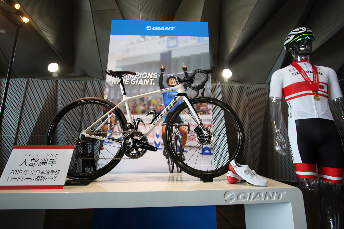 今年の全日本選手権ロードを制した入部正太朗(シマノレーシング)のウイニングバイクも展示された