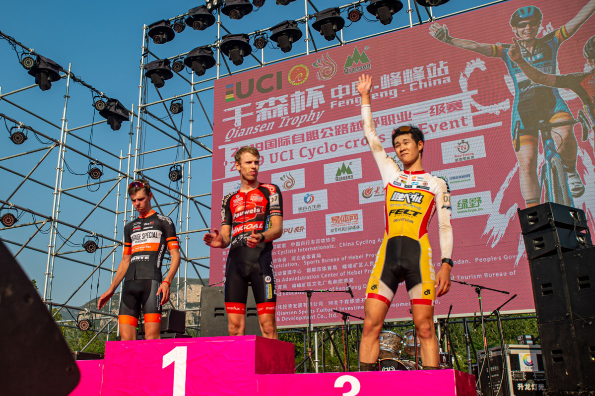 表彰台に立つ織田聖(弱虫ペダルサイクリングチーム)