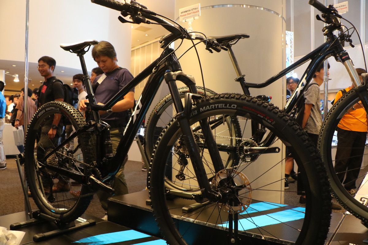 新型DEORE XTを装着したデモバイクの展示も