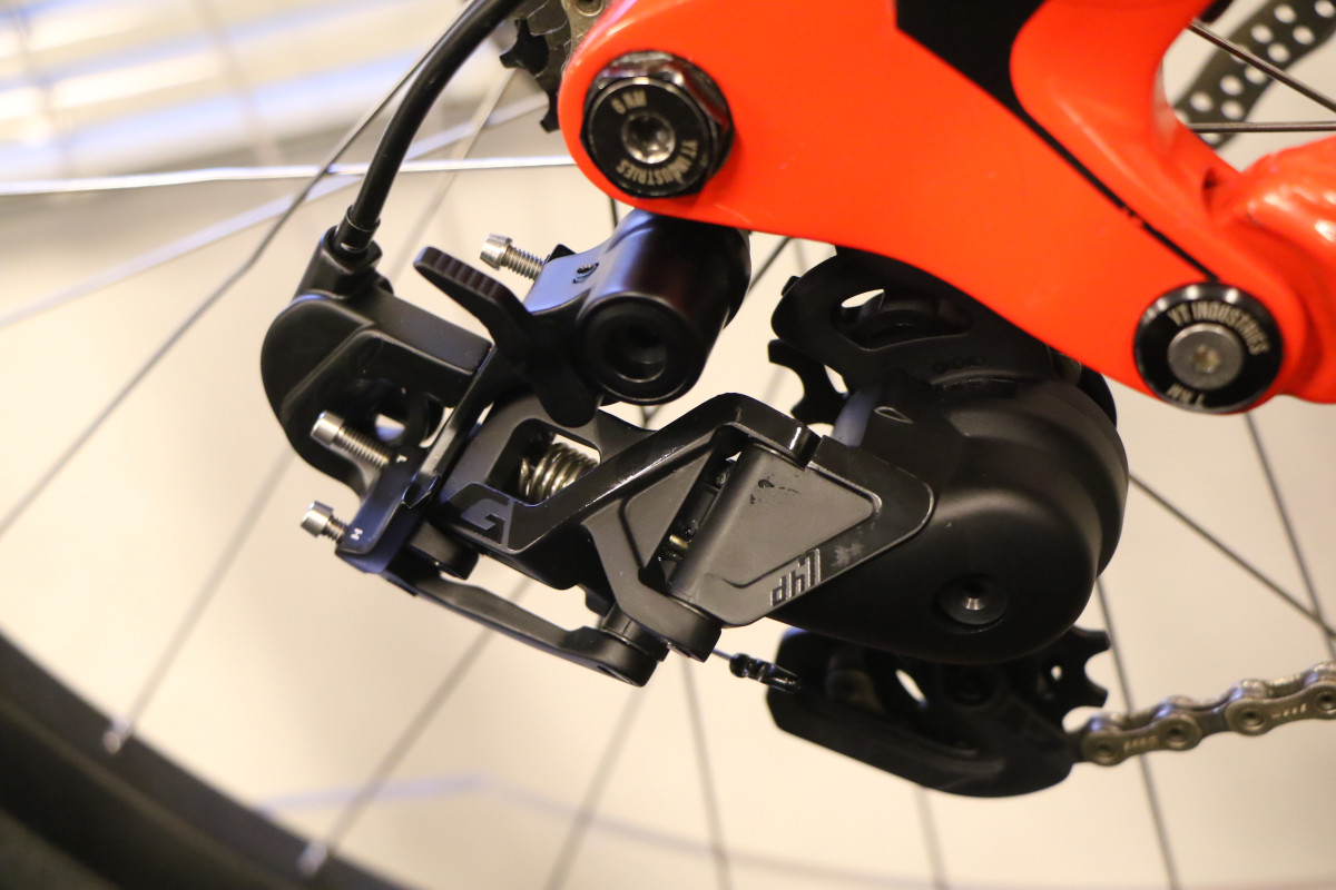 国内初お披露目となったTRPの新型DHコンポーネント「G-SPEC DH7」 メインピボットボルトをロックするレバーを搭載する