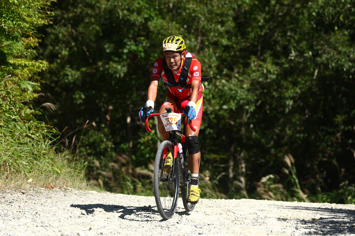 グラベル42km で優勝した山本朋貴(ストラーダバイシクルズ)