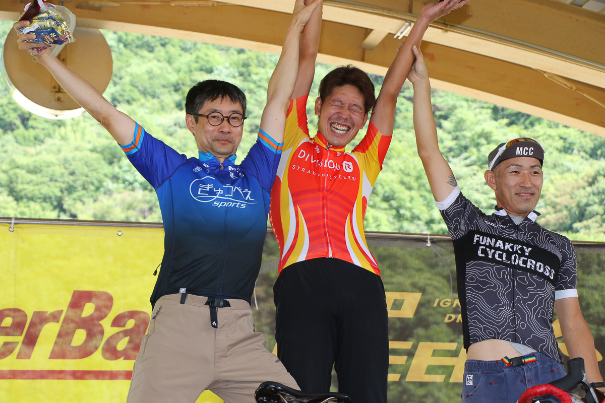 グラベル42kmクラス表彰 優勝は山本朋貴(ストラーダバイシクルズ)