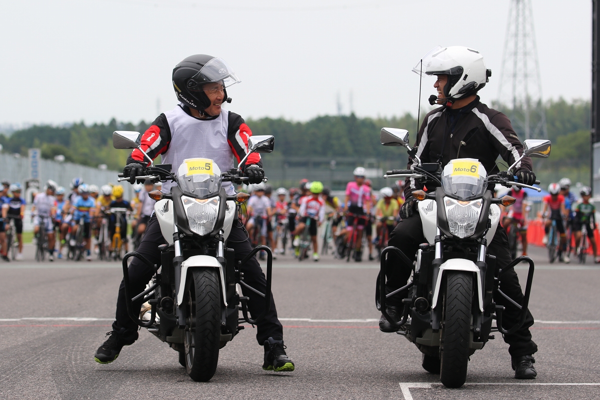 安全なレース運営に欠かせないのがコース上のモトスタッフ 多くのレースが行われるシマノ鈴鹿ではたくさんのモトが交代制で走っている