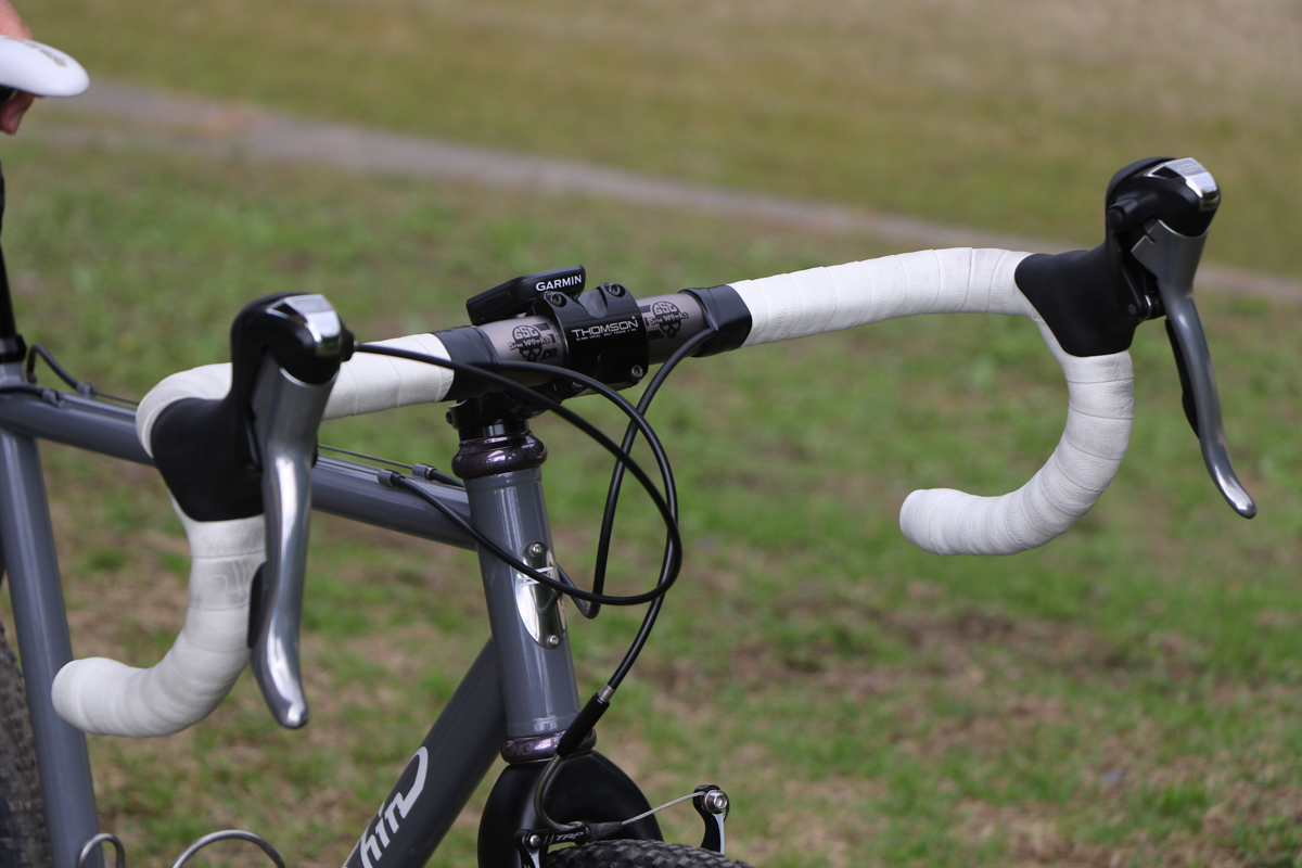 幅広で510mmあろうかというSimWorksのGSC(Golden Saddle Cycle)コラボハンドル