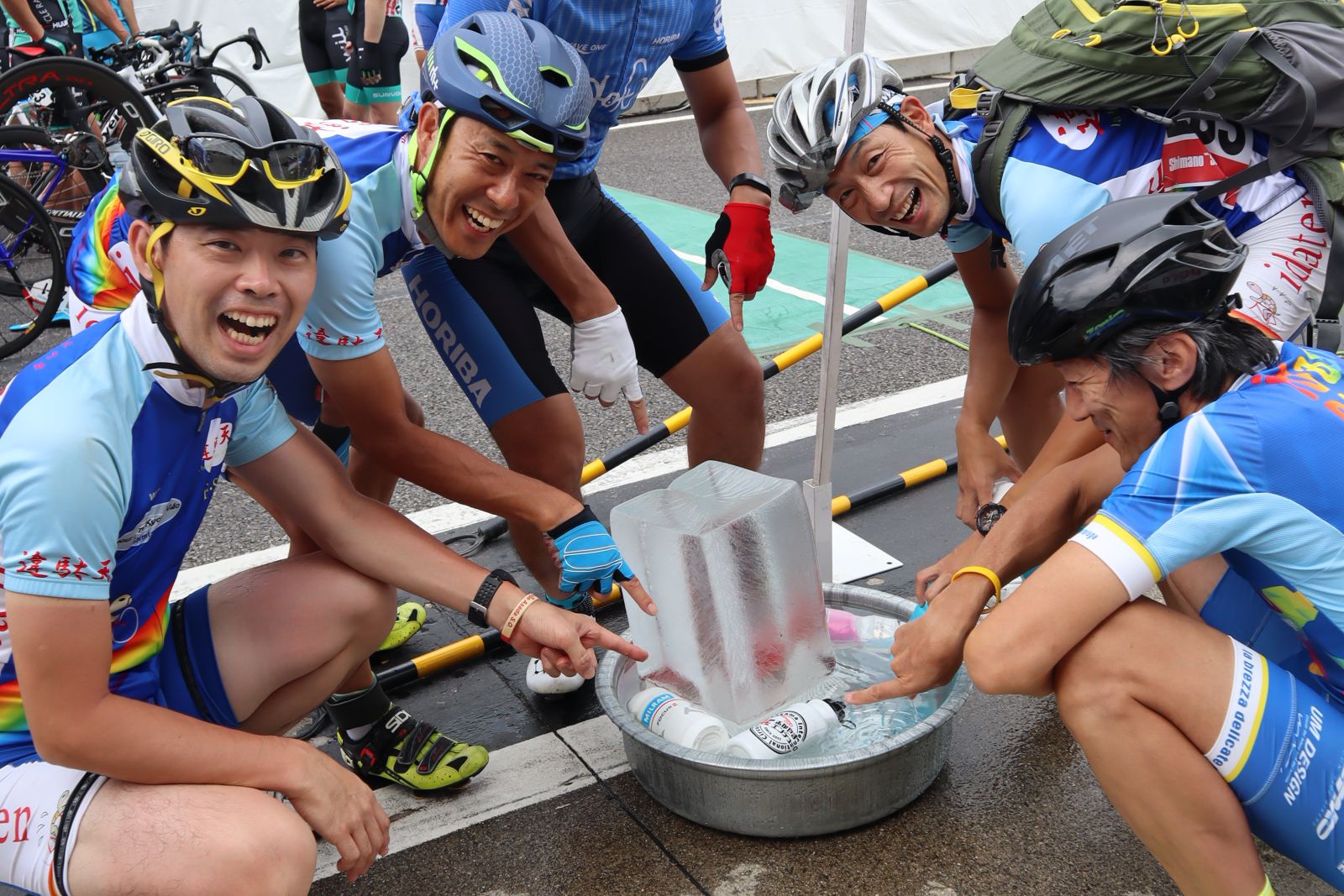 ピットレーンには氷の柱が用意されていました!