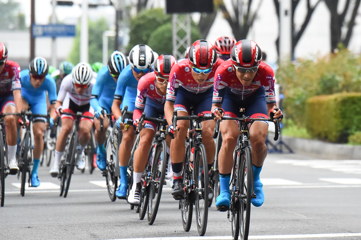 増田成幸(宇都宮ブリッツェン)を先頭に最終周回へ