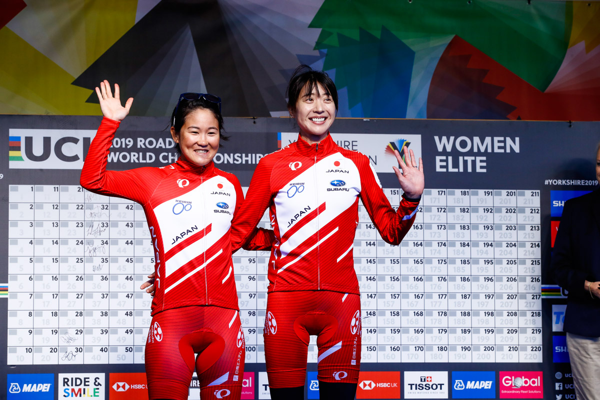 出走サインを済ませた與那嶺恵理(アレ・チポッリーニ)と金子広美(イナーメ信濃山形)