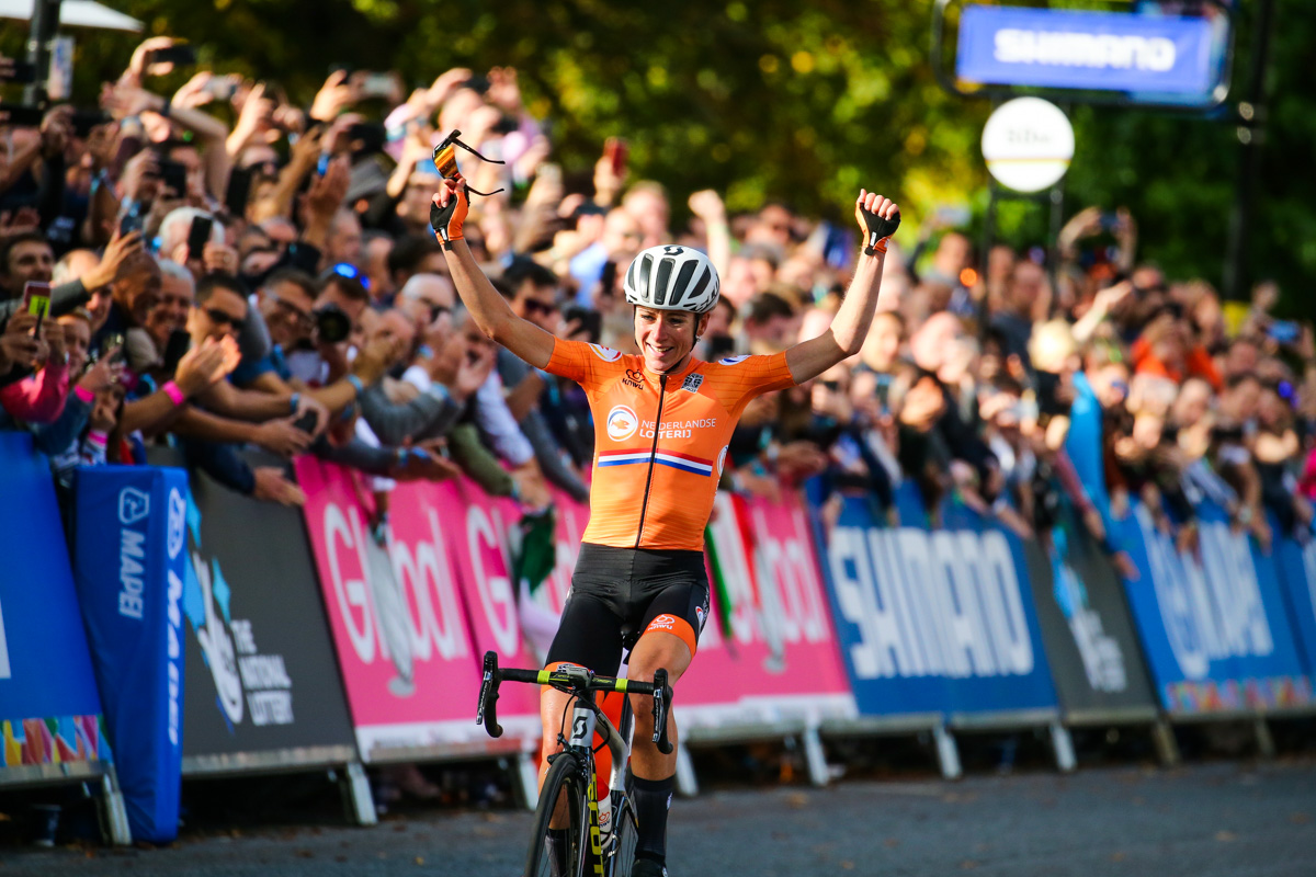 105kmにわたる圧巻の独走勝利を飾ったアネミエク・ファンフルーテン(オランダ)