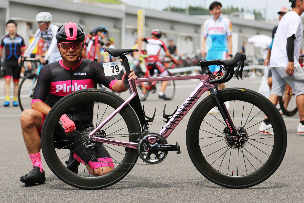 小形健作さん(E-WORKS@PINKY) キャニオン AEROAD CF SLX DISC