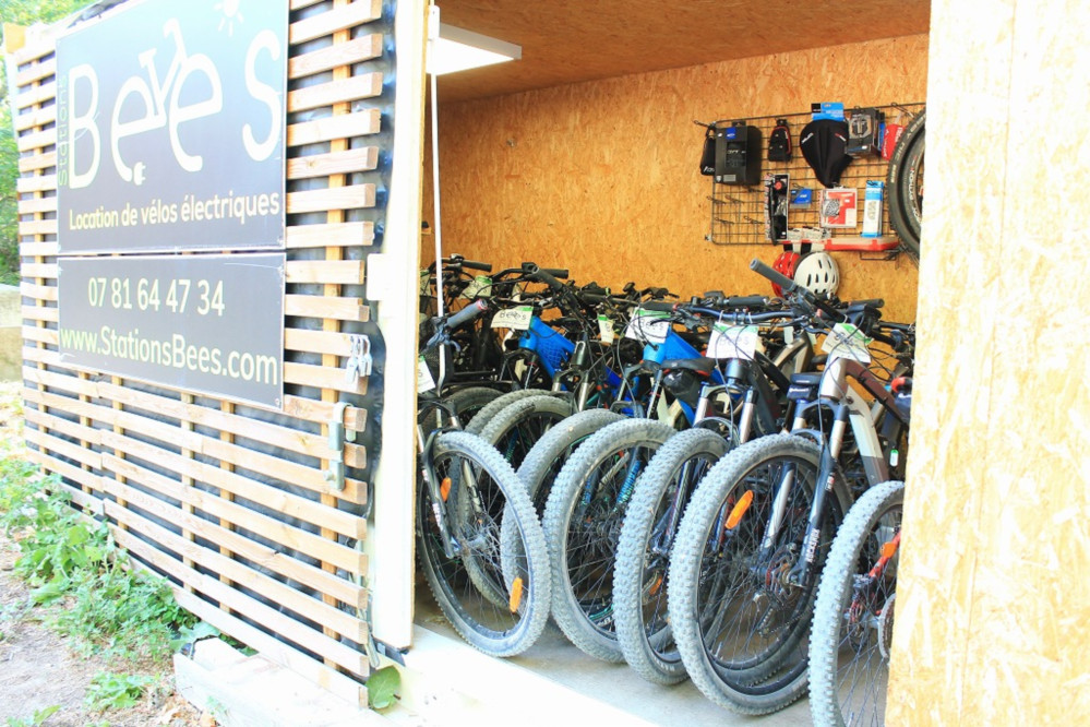 コンテナの中にはE-bikeがいっぱい!