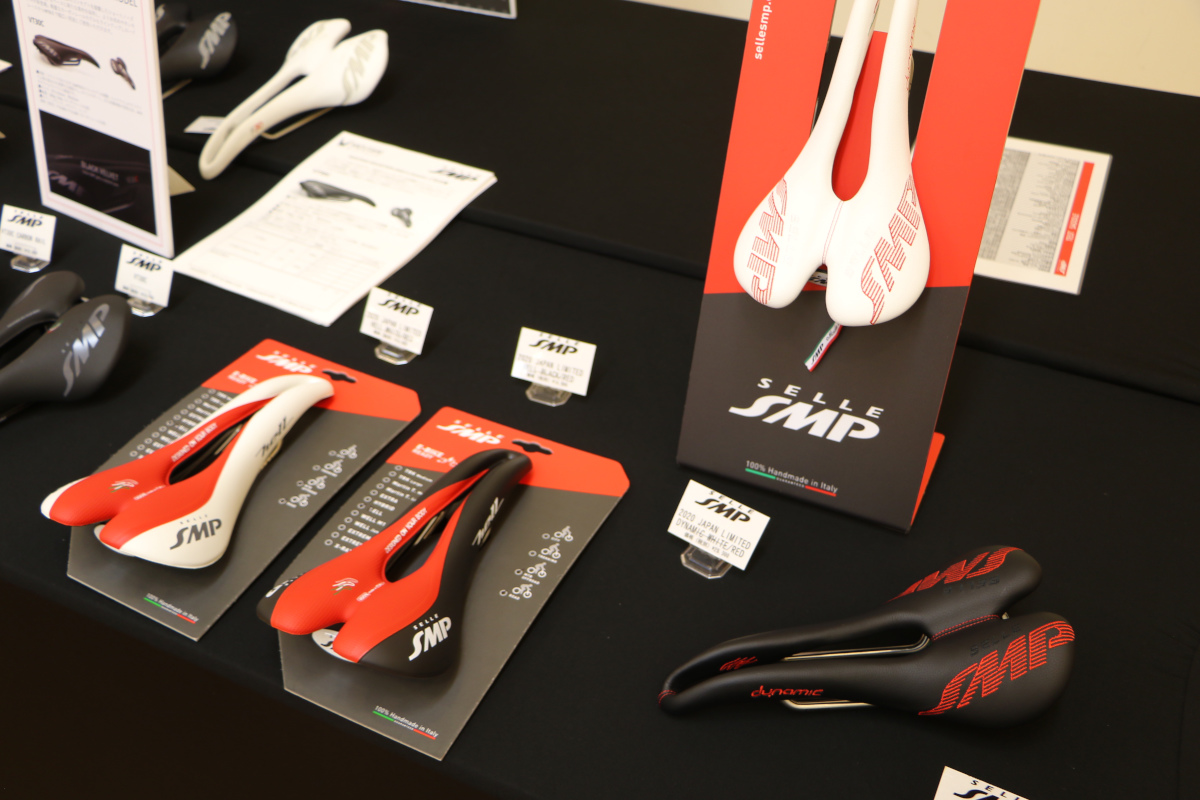 赤の差し色を入れた日本限定のカラーモデルが登場