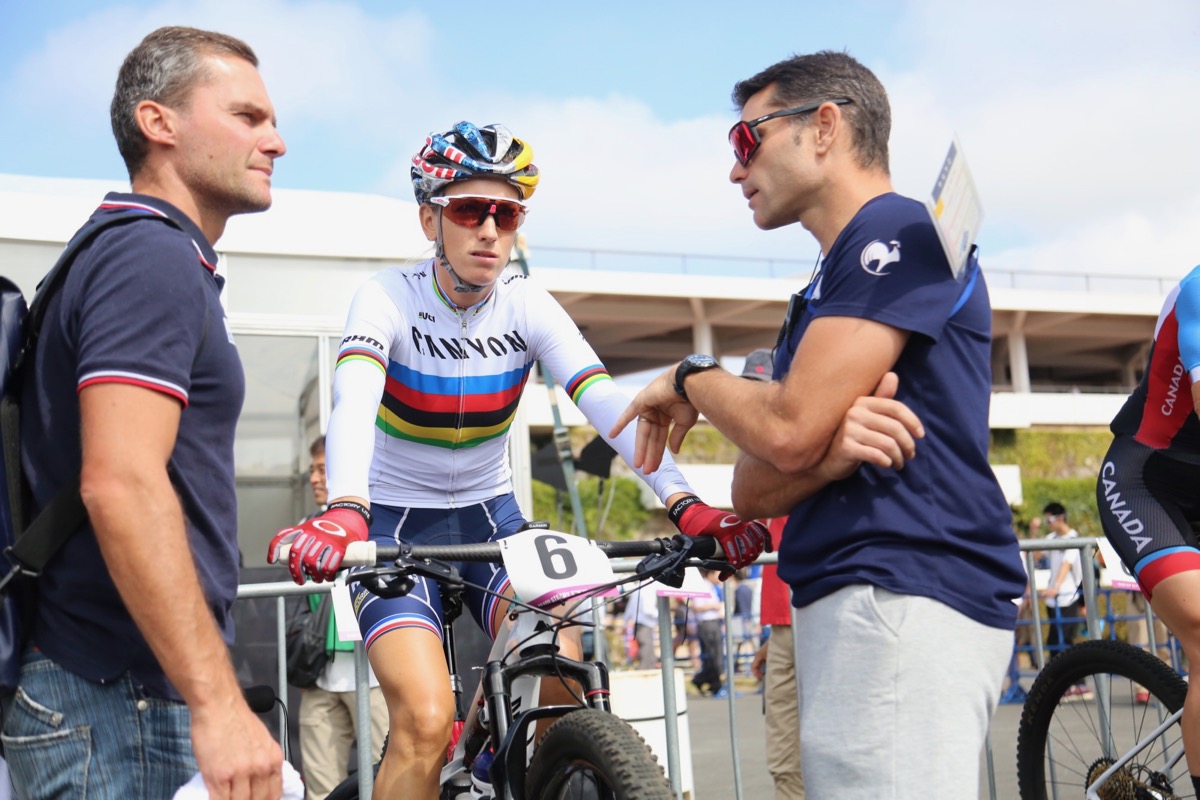 ポリーヌ・フェランプレヴォ(フランス)にアドバイスを送るイバンコーチ(右)