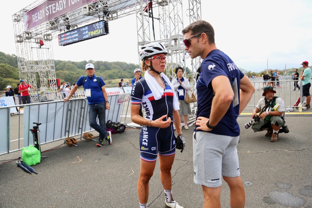 フィニッシュ直後にレースを振り返るロアーナ・コムテ(フランス)とイバンコーチ