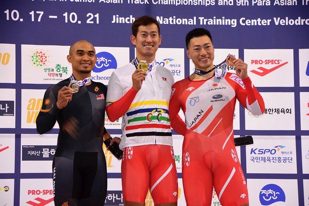 10月のアジア選手権トラック、男子ケイリンで2連覇、自身4度目のアジア王者に輝いた脇本雄太(中央)