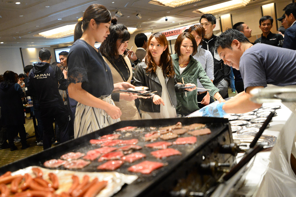 肉に群がる肉食女子?