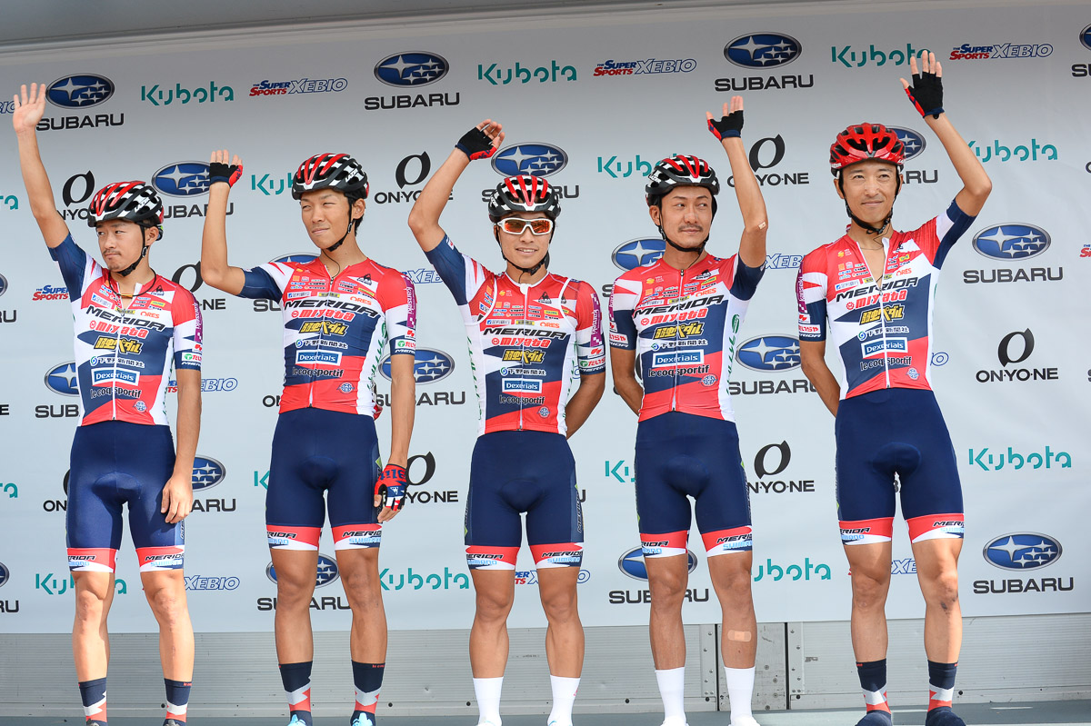 宇都宮ブリッツェンのメンバーと共にスタートサインに登壇した増田成幸(宇都宮ブリッツェン、右端)