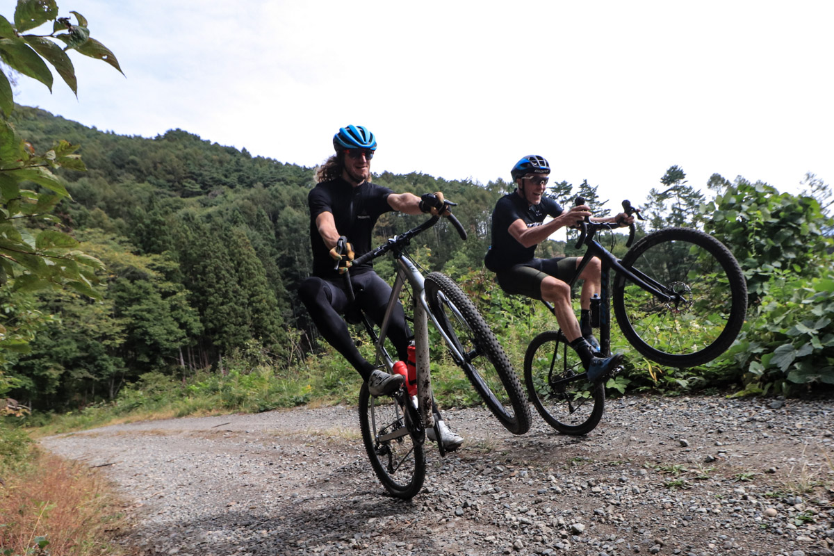 ウィリーを決めるPro Men優勝者バリー・ウィックス(左/KONA COG)写真はレース前日