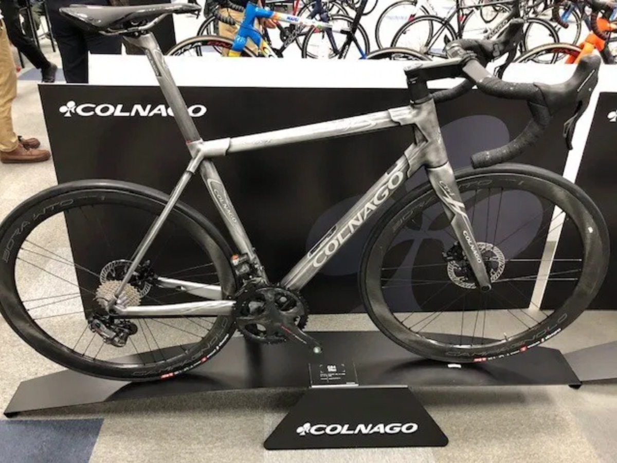 コルナゴC64DISC COLNAGO BRAND STOREでは全色展示も