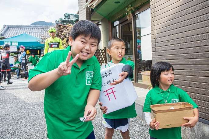 緑香園で待ち受けていた子供たち。「おみくじを引いていってください!」と元気な掛け声
