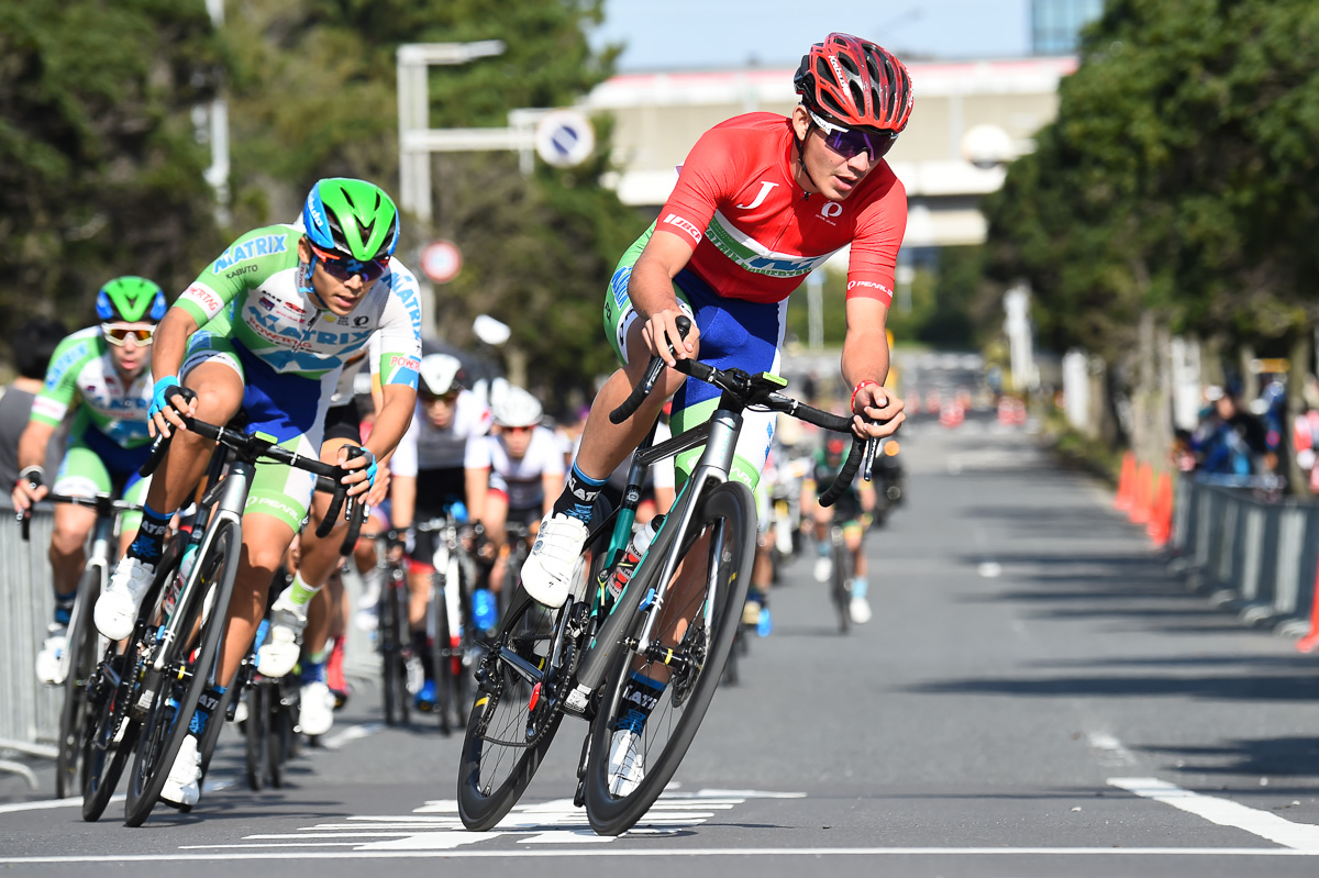 ルビーレッドジャージを獲得したオールイス・アウラール(マトリックスパワータグ)。IZALCO MAX DISCはチームの活躍にも貢献した
