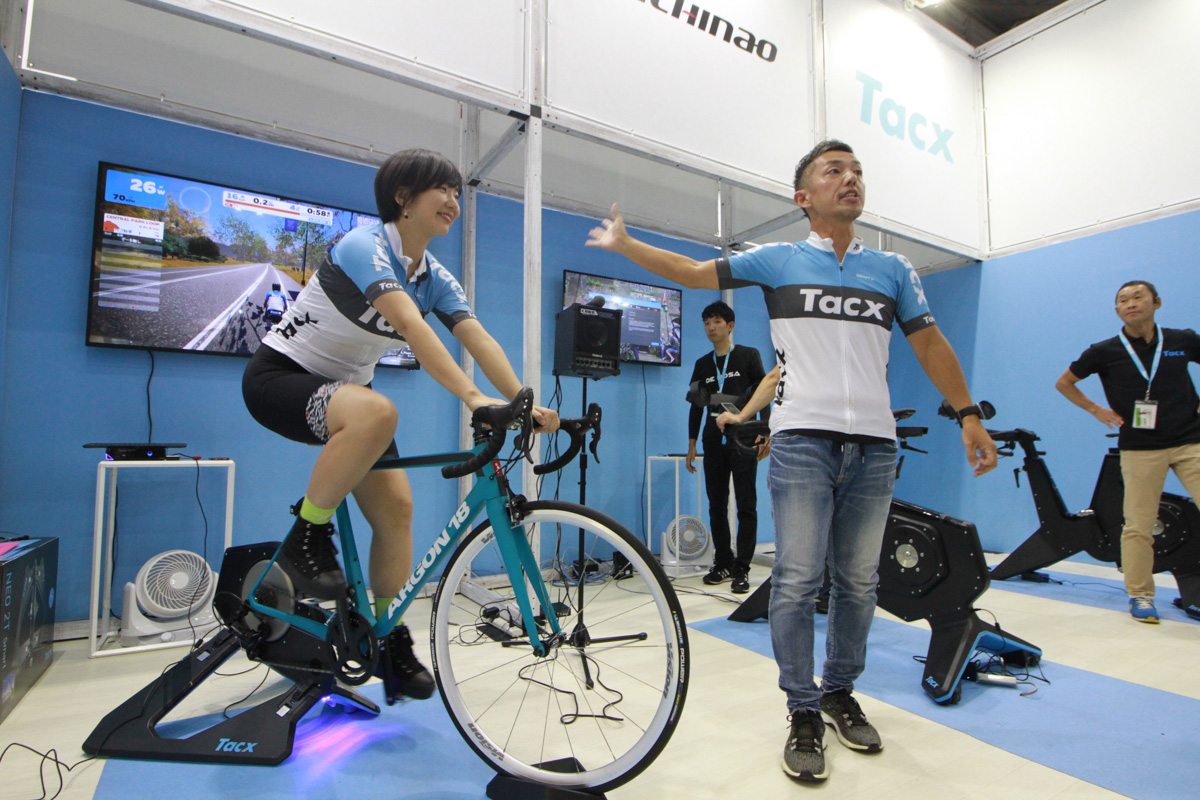 Tacxのブースでは平野由香里さんによるZwift使い方講習&トークショーが開催されていた