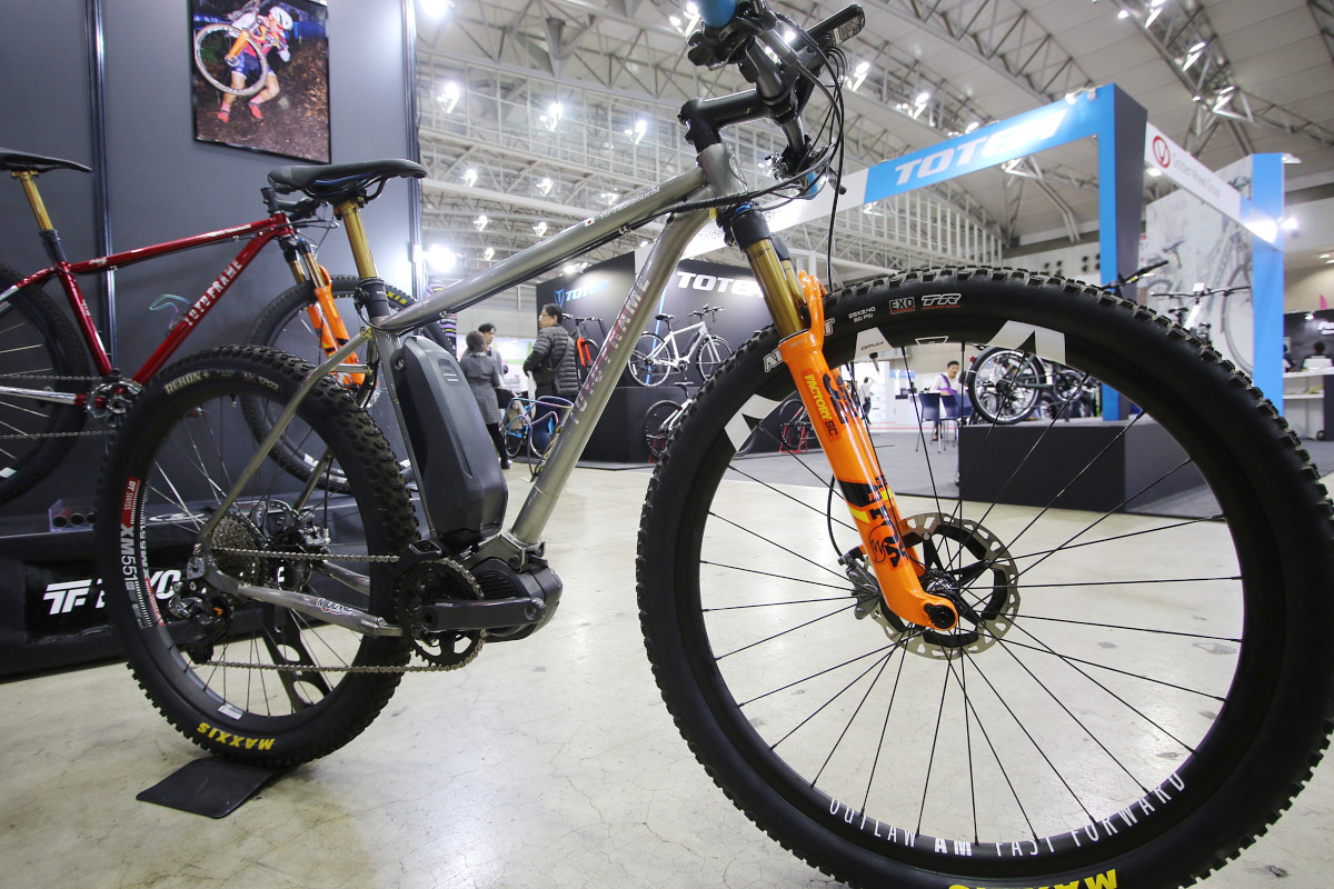 竹之内悠さんがE-MTB世界選手権で使用した実車を展示