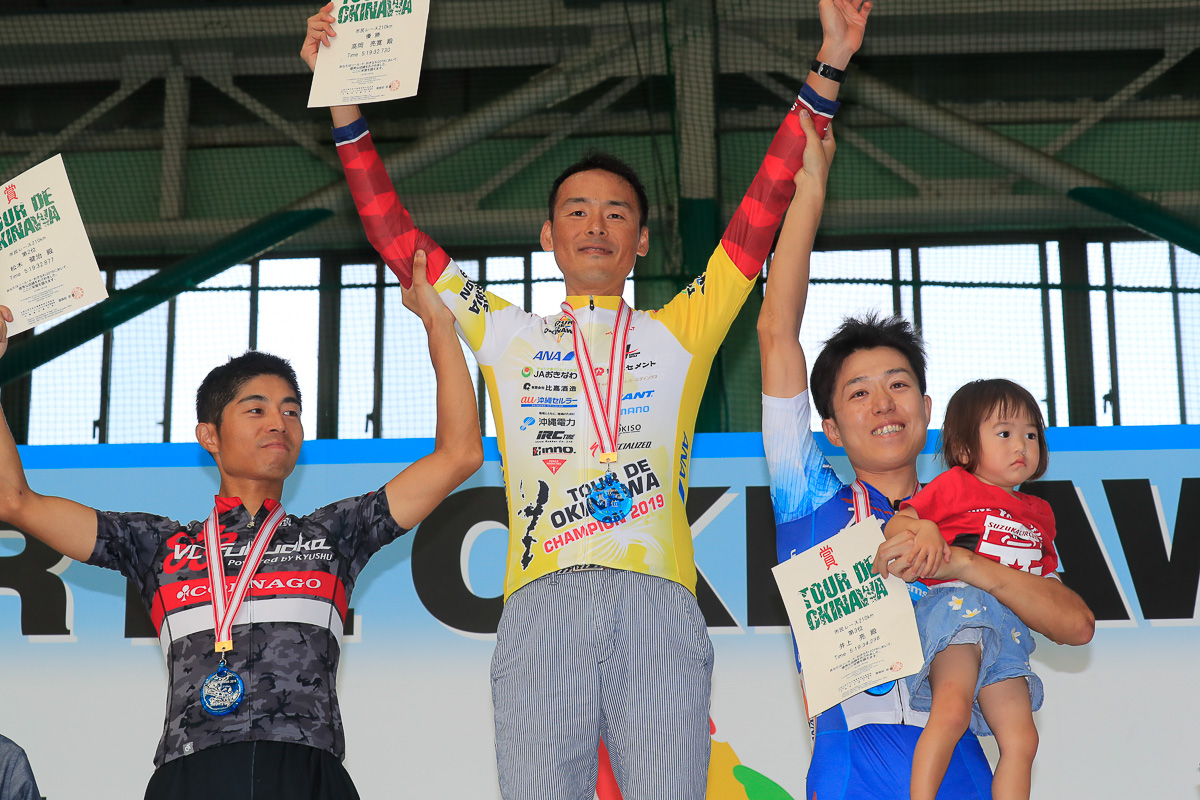 おきなわ2019 市民210km表彰 優勝:高岡亮寛(Roppongi Express)、2位松木健治(VC福岡)、3位井上 亮(Magellan Systems Japan)