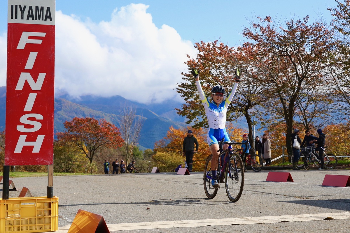 CL1 独走勝利を飾った今井美穂(CO2bicycle)
