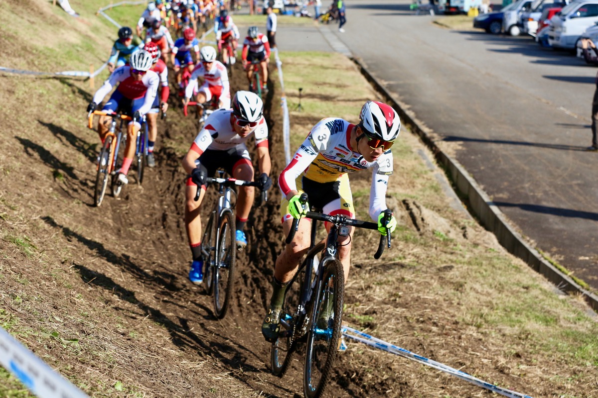 スタート直後の泥区間を先頭で抜ける織田聖(弱虫ペダルサイクリングチーム)
