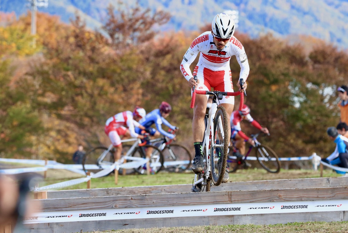 小坂を引き離し、バニーホップでシケインを飛ぶ前田公平(弱虫ペダルサイクリングチーム)