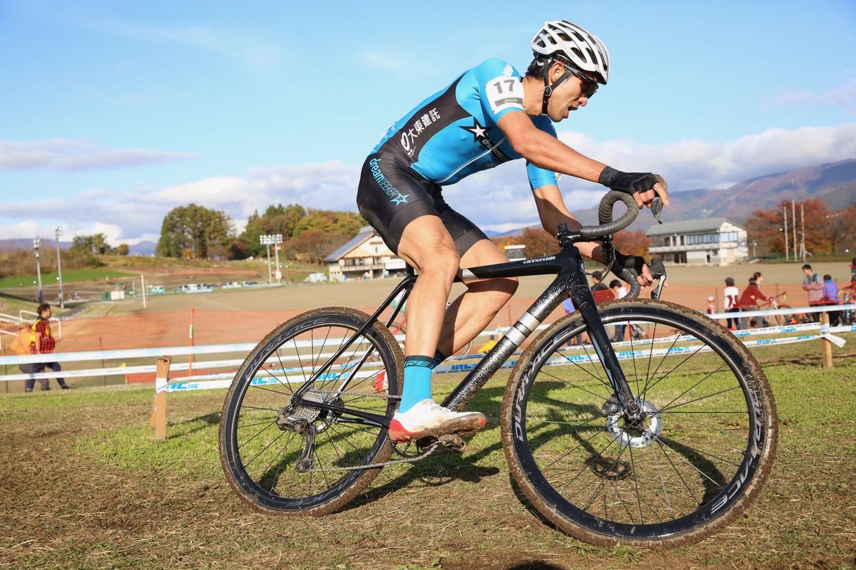 パンクから追走する山本幸平(DreamSeeker MTB Racing Team)
