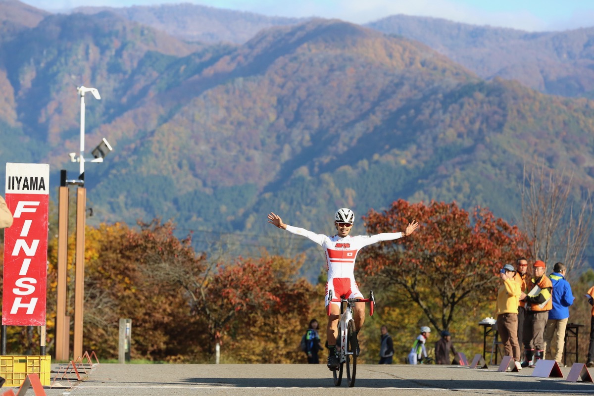 強いレース運びで独走勝利を飾った前田公平(弱虫ペダルサイクリングチーム)