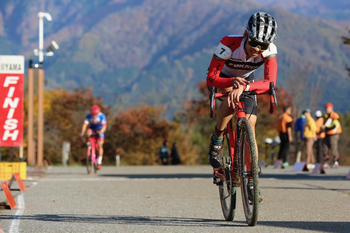 村上功太郎(松山大学)をパスした竹内遼(FUKAYA RACING)が3位フィニッシュ
