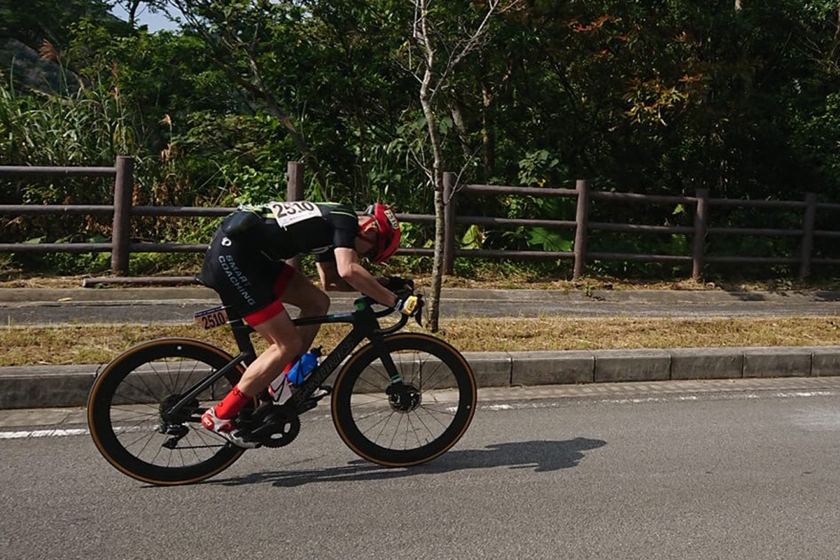 市民100kmマスターズで優勝した酒井洋輔(ゲリラ豪雨)が羽地ダムへの登りを行く