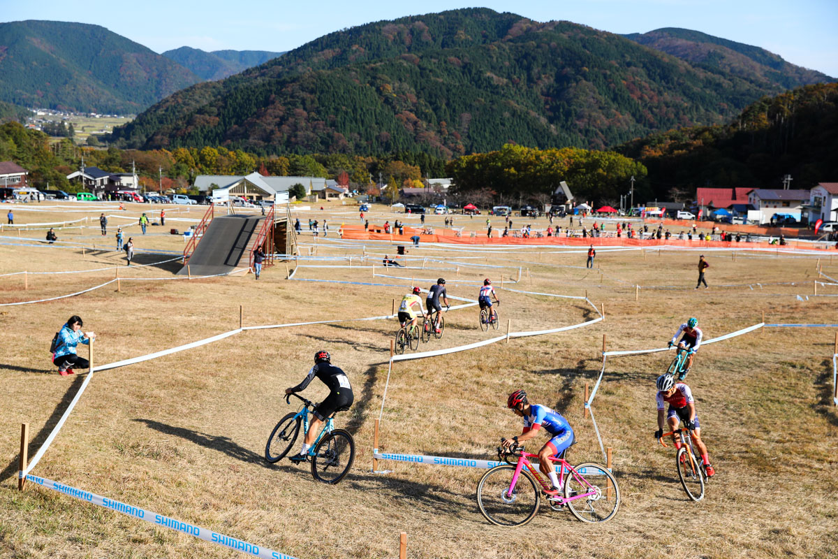 男子エリート 1周目の中盤、先頭から小坂、ヘケレ、織田、丸山、村上、竹之内、小森
