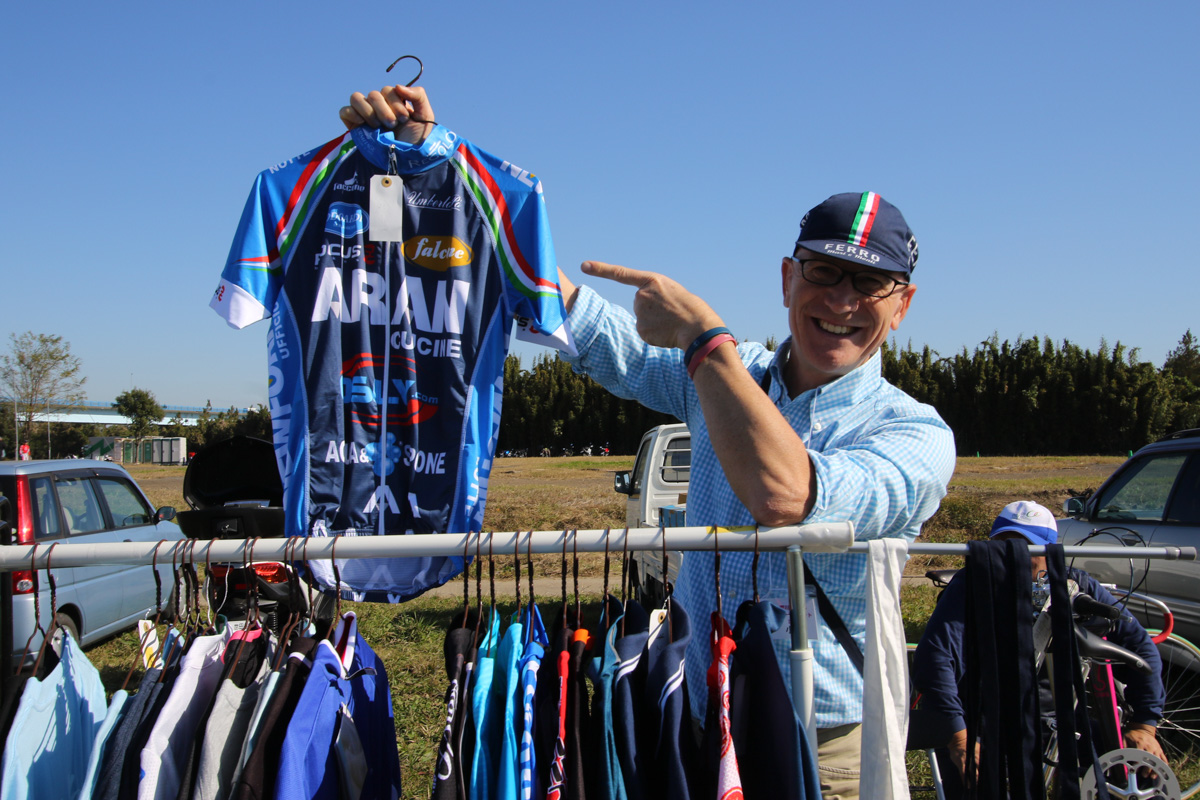 日本では見かけない珍しいジャージも販売されていた。売り手はマルコ・ファヴァロさん!